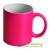 Kaffeebecher im satten neon pink mit mattem Finish inkl. Aufdruck